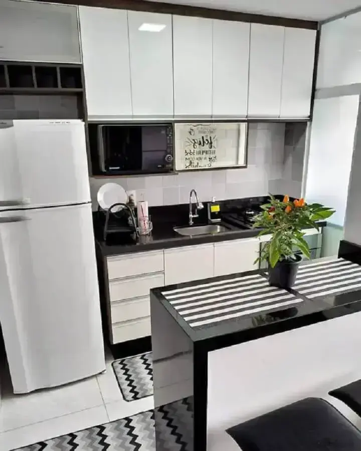decoração de apartamento pequeno e simples com cozinha americana preta e branca Foto Pinterest