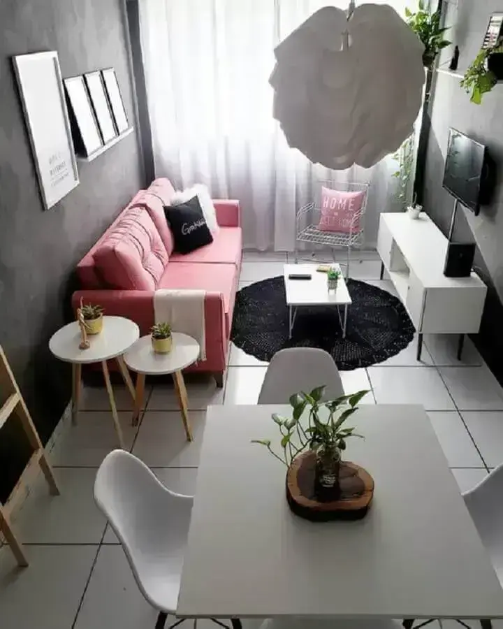 decoração de apartamento pequeno e simples com sofá rosa Foto Pinterest