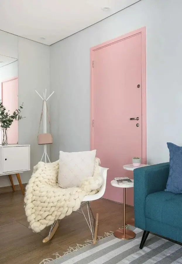decoração de casa com porta cor rosa claro Foto Criar Interiores
