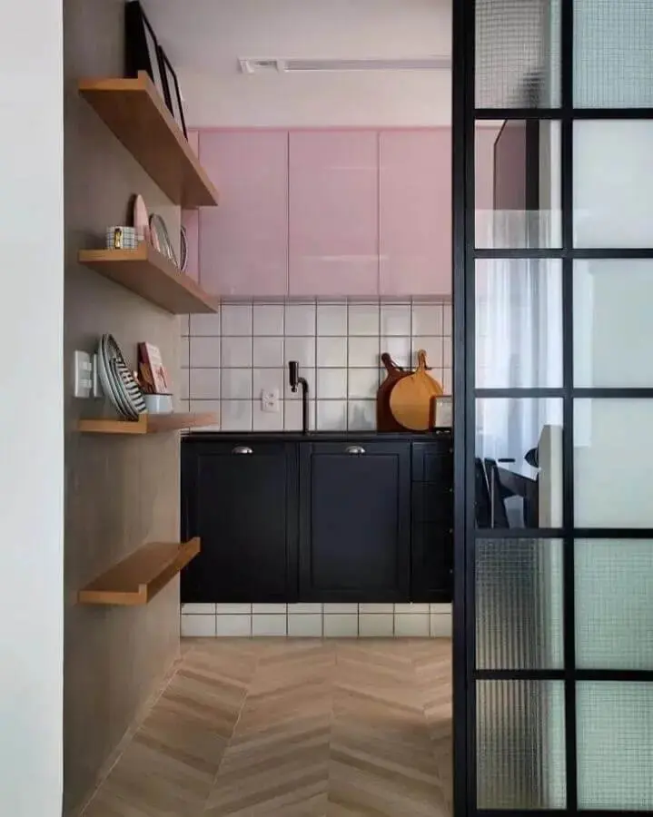 decoração de cozinha com armário aéreo na cor rosa claro Foto PKB Arquitetura