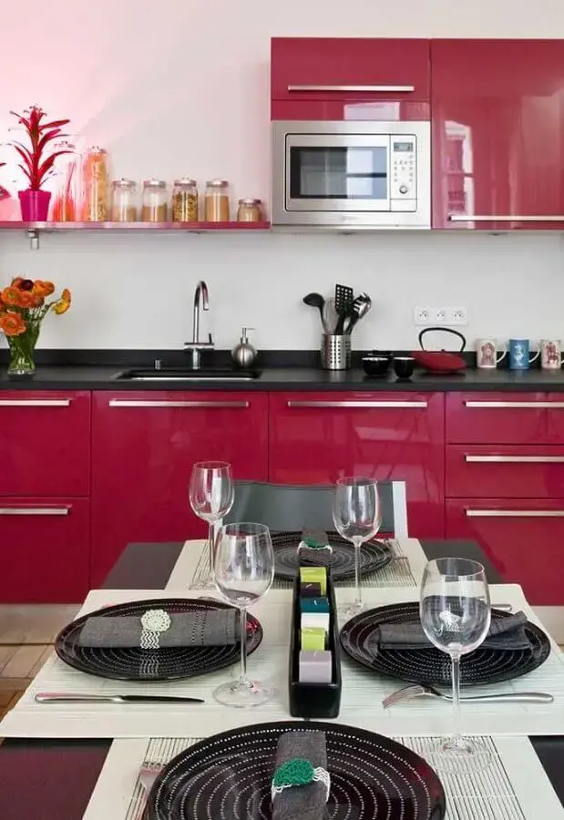 decoração de cozinha com armário cor rosa escuro Foto Ideias Decor