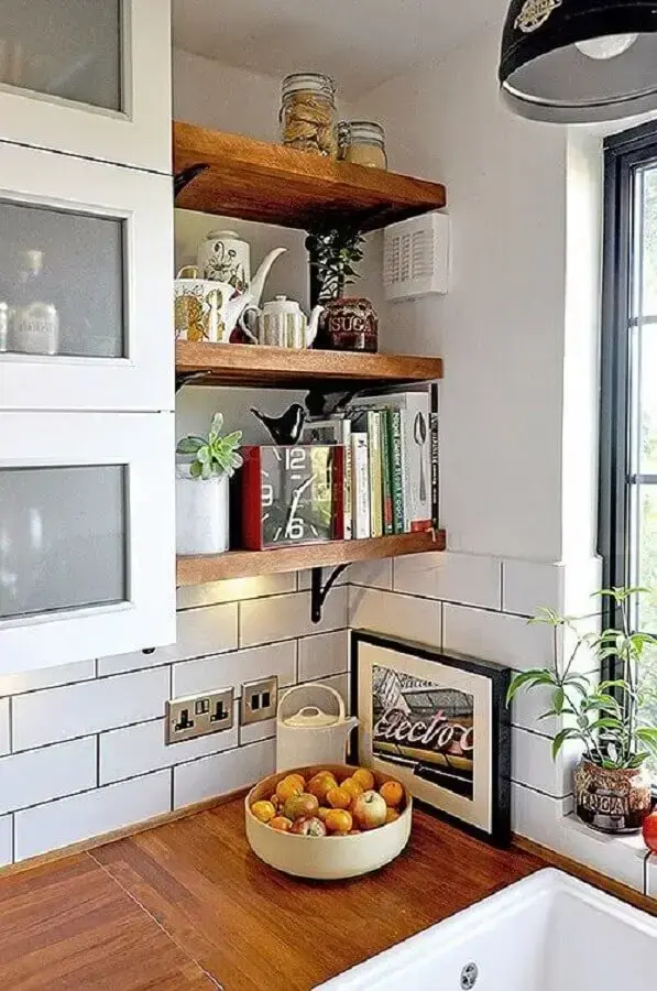 decoração de cozinha com bancada e prateleira industrial de madeira Foto Arquitrecos