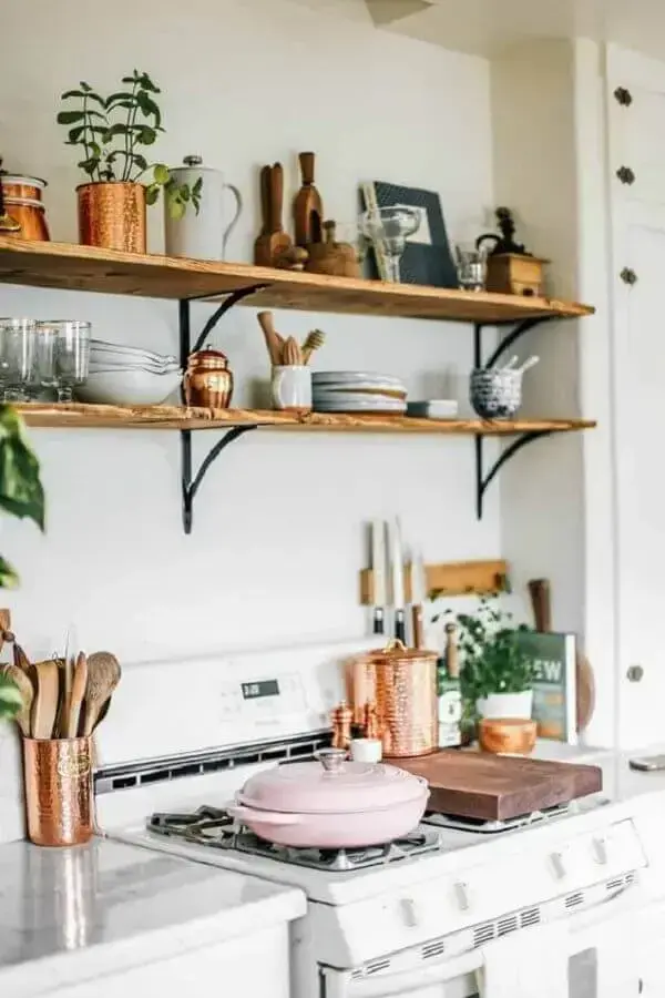 decoração de cozinha com prateleira estilo industrial Foto Jeito de Casa