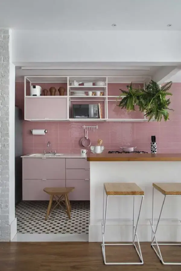 decoração de cozinha cor de rosa claro com bancada de madeira Foto Jeito de Casa