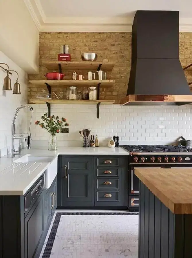 decoração de cozinha planejada preta moderna com prateleira industrial Foto Dear Designer's Blog