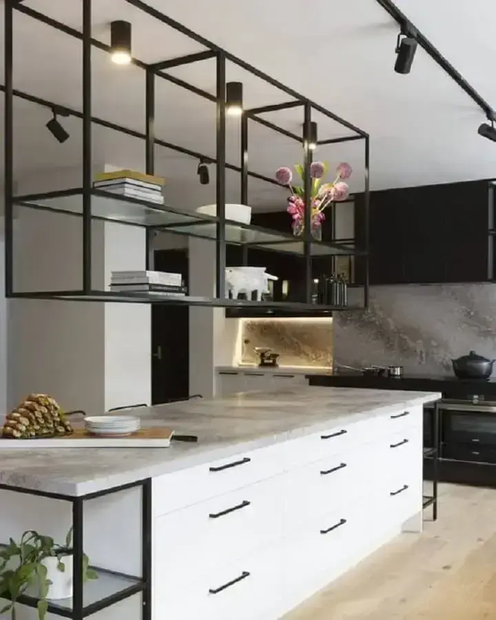 decoração de cozinha preta e branca com prateleira de ferro industrial Foto Archzine