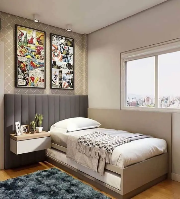 decoração de quarto de adolescente masculino com cabeceira cinza e quadro de super heróis  Foto Casa de Valentina