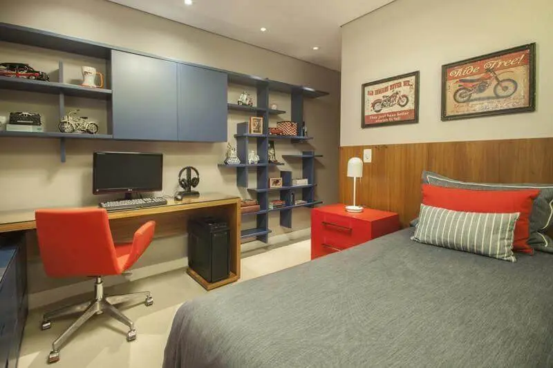 decoração de quarto de adolescente masculino com criado mudo vermelho e bancada de estudos de madeira Foto MeyerCortez Arquitetura & Design
