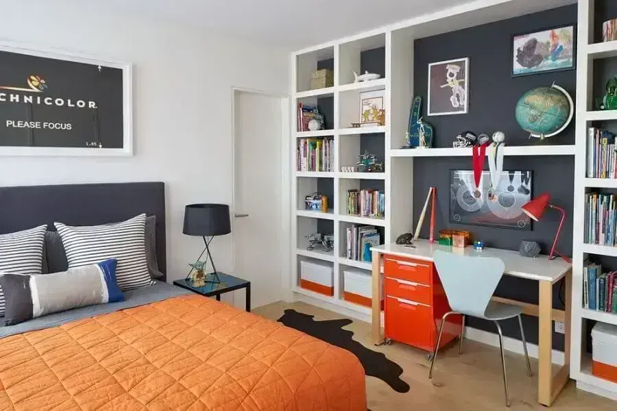decoração de quarto de adolescente masculino com estante de nichos planejada  Foto Pinterest