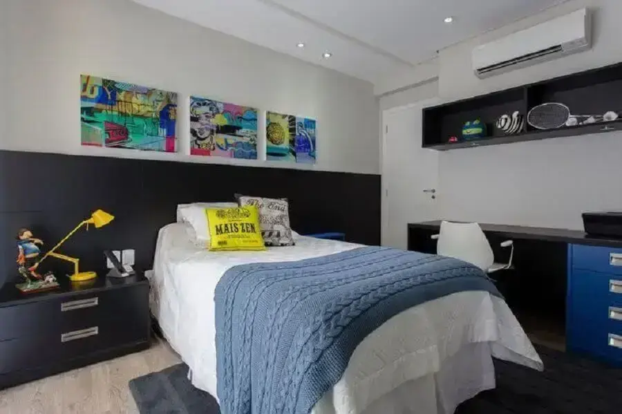 decoração de quarto de adolescente masculino com móveis pretos e quadros coloridos Foto Pinterest
