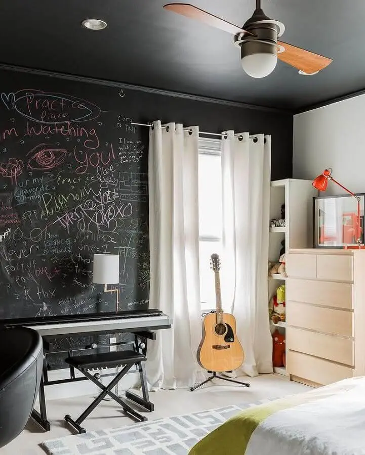 decoração de quarto de adolescente masculino com teto e parede de tinta lousa  Foto Yandex