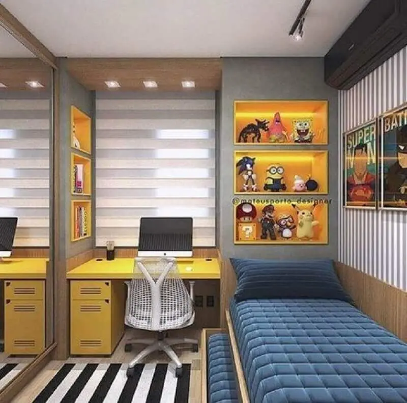 decoração de quarto de adolescente masculino planejado com nichos amarelos e guarda roupa espelhado Foto Pinterest