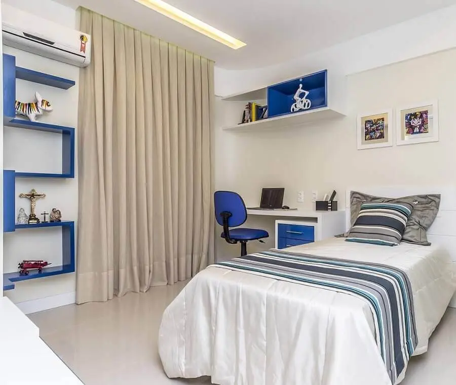 decoração de quarto de adolescente masculino simples azul e branco  Foto Pinterest