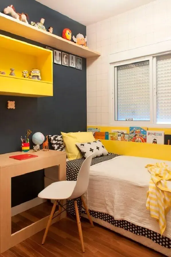 decoração de quarto de adolescente masculino simples cinza e amarelo  Foto Casa de Valentina