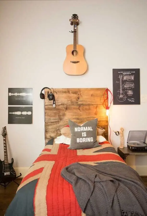 decoração de quarto de adolescente masculino simples com cabeceira de madeira rústica  Foto Pinterest