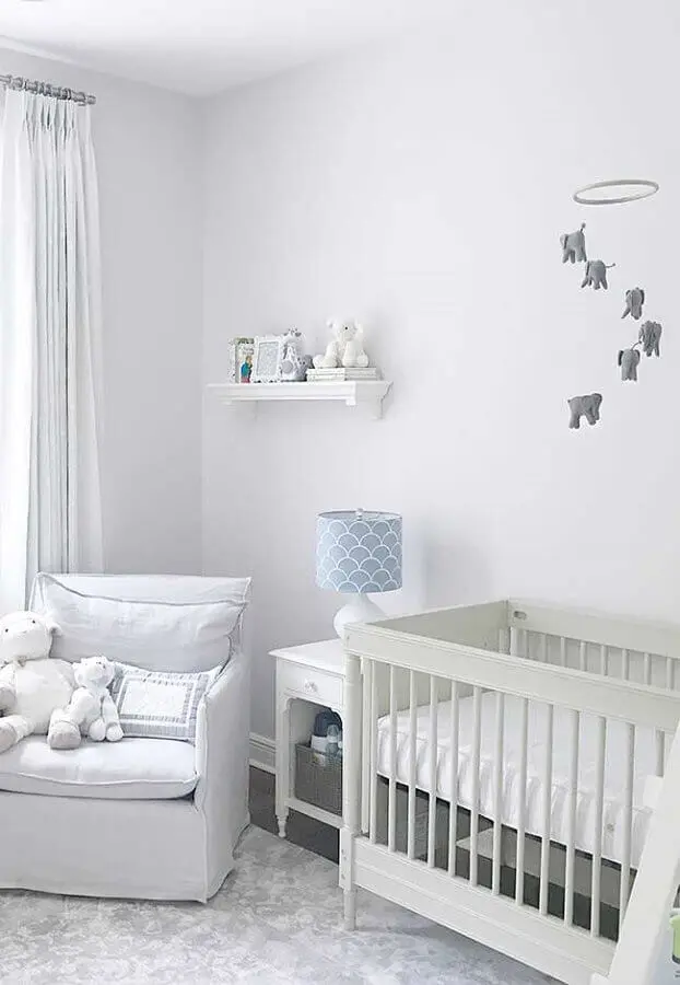 decoração de quarto de bebê pequeno branco e cinza Foto Arte & Tear