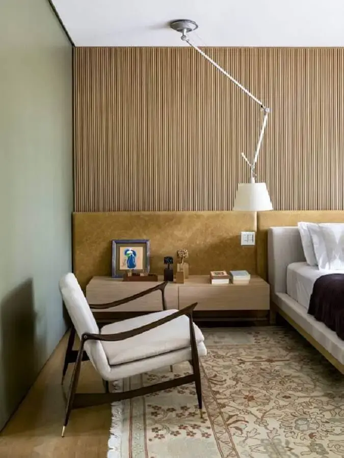 decoração de quarto de casal com poltrona de madeira com estofado branco Foto Pinterest