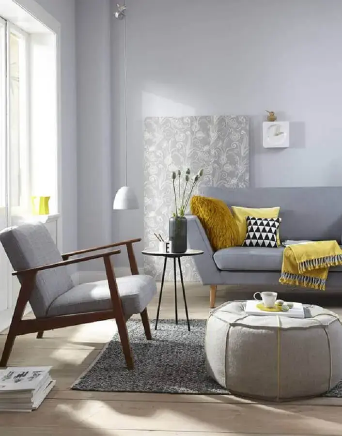 decoração de sala com poltrona decorativa cinza de madeira Foto Pinterest