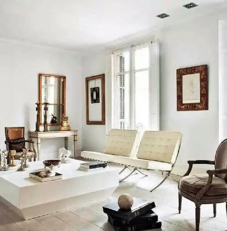 decoração de sala com poltronas brancas modernas Foto Erika Brechtel