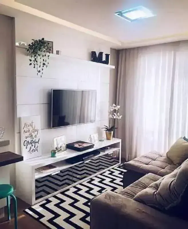decoração de sala de apartamento pequeno com tapete preto e branco Foto Pinterest