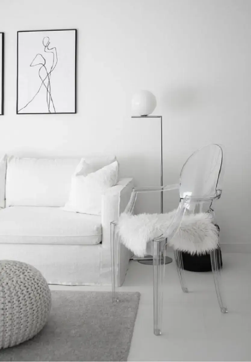 decoração de sala de estar branca com cadeira de acrílico transparente Foto Xitia Home