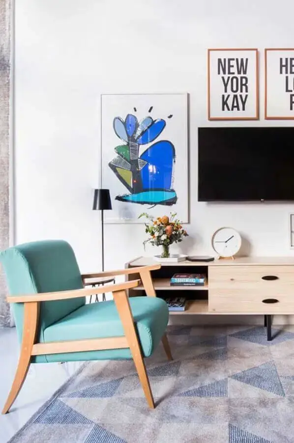 decoração de sala de estar com poltrona decorativa azul Foto Pinterest