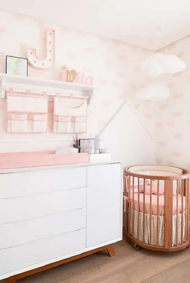 decoração em branco e cor rosa para quarto de bebê Foto Pinterest