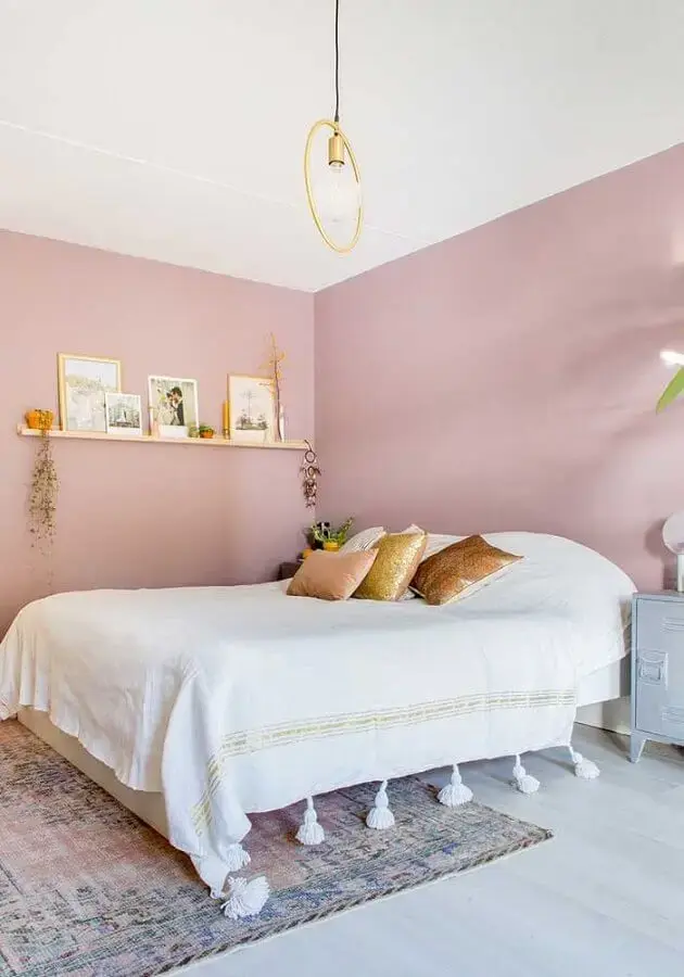 decoração minimalista para quarto feminino com parede cor de rosa claro Foto Pinterest