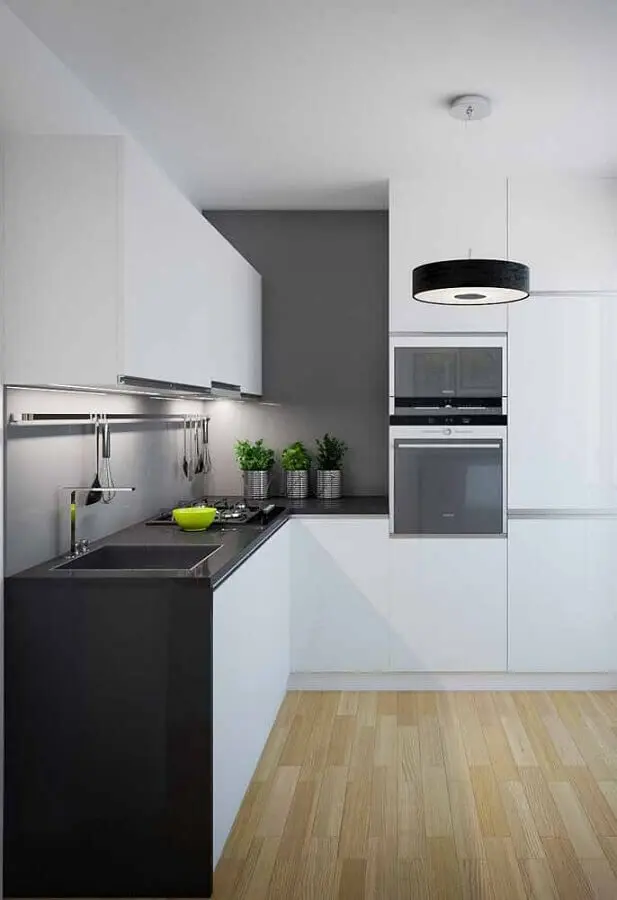 decoração moderna com armário de cozinha branco planejado com bancada preta Foto Pinterest