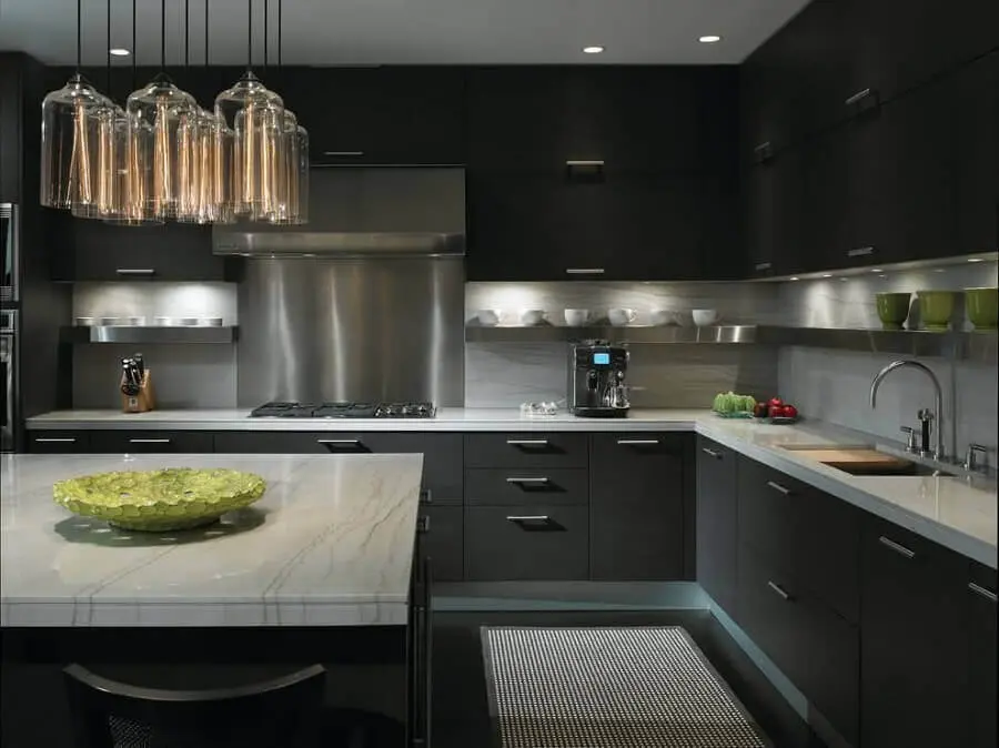 decoração moderna com armário de cozinha planejado preto fosco Foto Pinterest