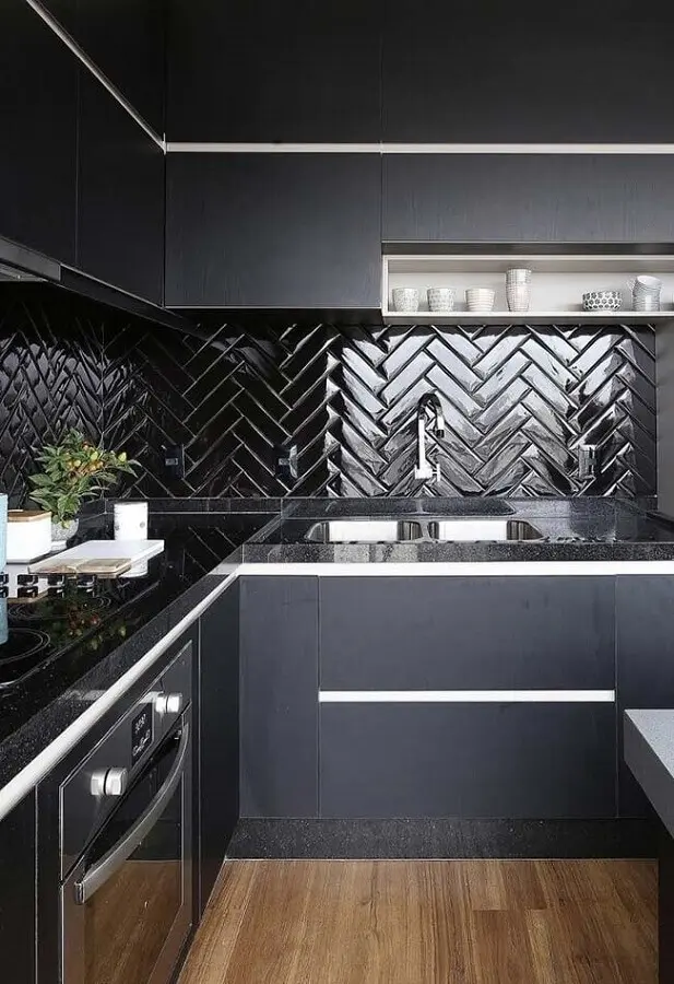 decoração moderna com revestimento e armário de cozinha preto planejado Foto Ideias Decor