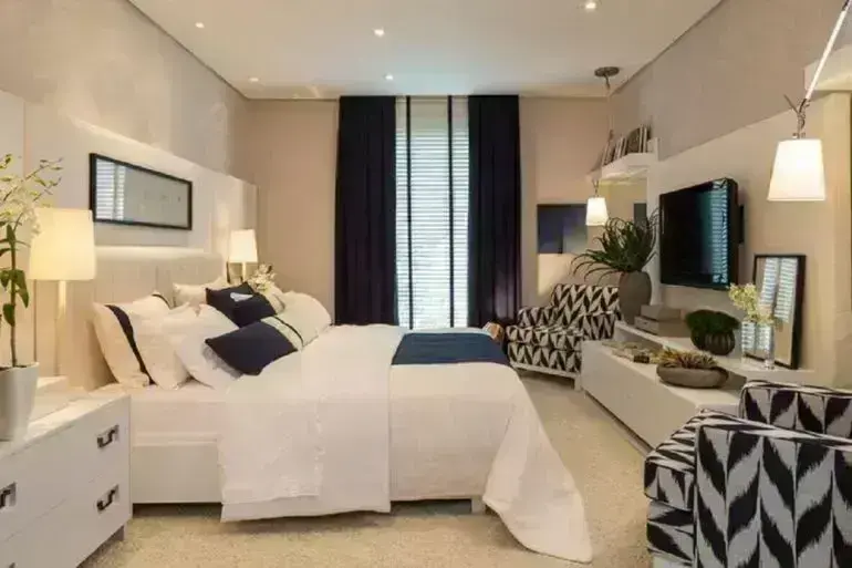 decoração moderna e sofisticada com cortina para quarto de casal branco e azul Foto Casa & Designer