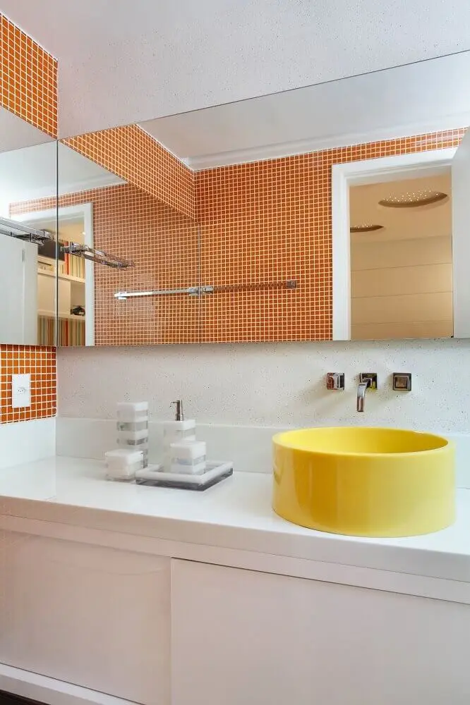Banheiro com pastilha adesiva laranja e bancada amarela