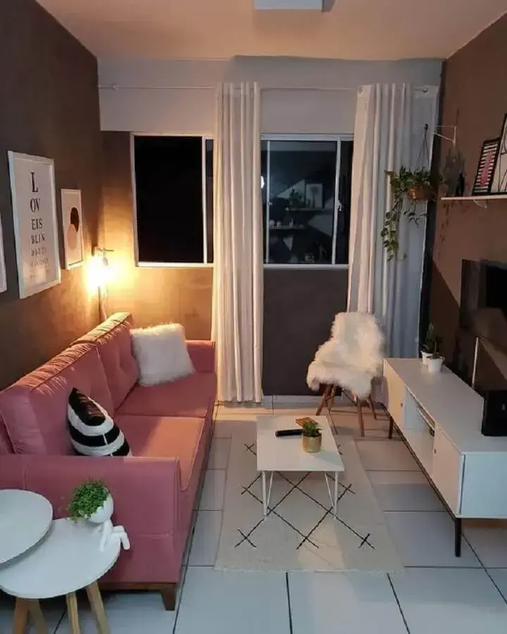 decoração simples com poltronas para sala de TV pequena com sofá rosa Foto Simples Decoração
