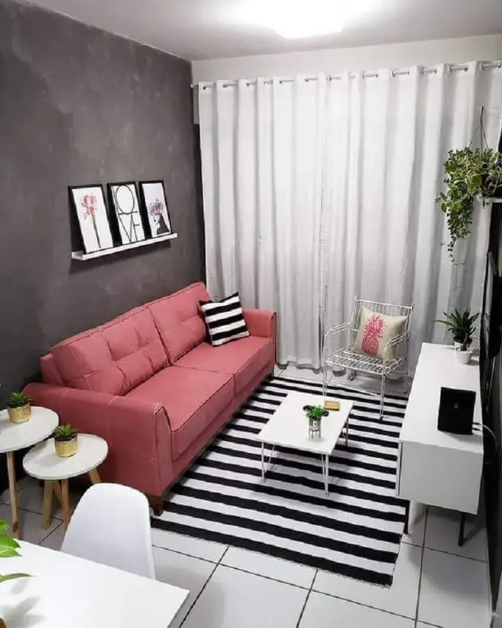 decoração simples para sala com sofá cor de rosa e tapete listrado preto e branco Foto Pinterest