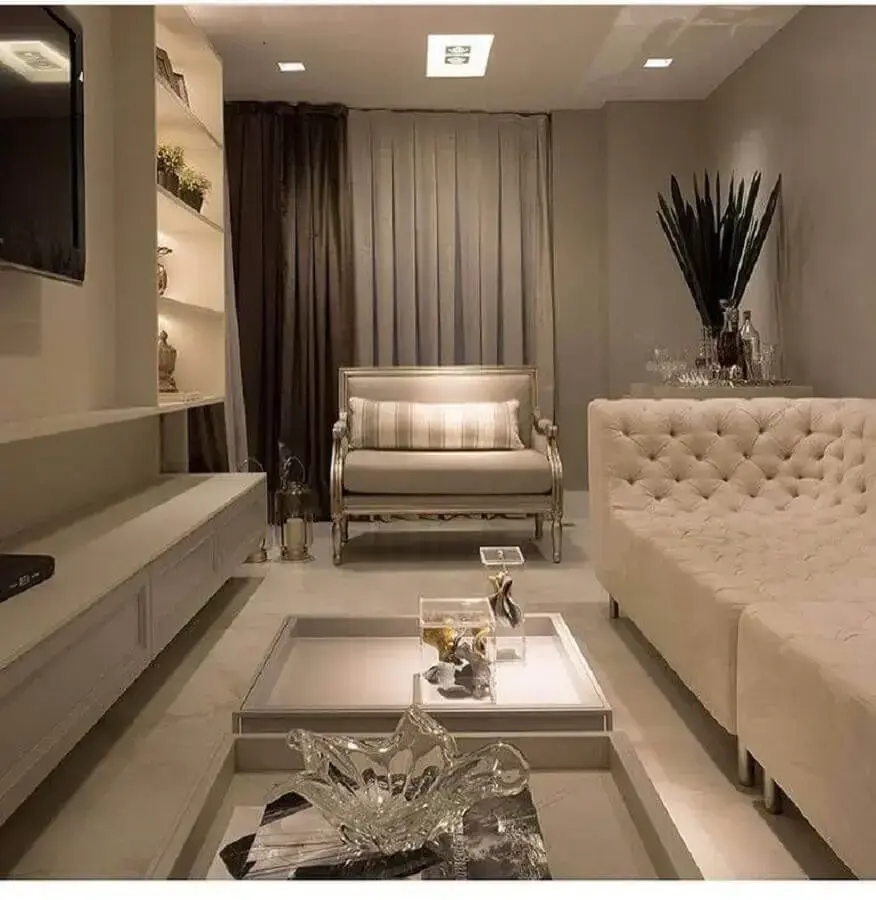 decoração sofisticada com modelo clássico de poltrona para sala pequena com sofá branco com acabamento capitonê Foto Pinterest