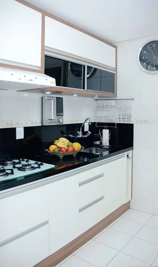 detalhes em madeira para armário branco de cozinha planejado Foto Casa de Valentina