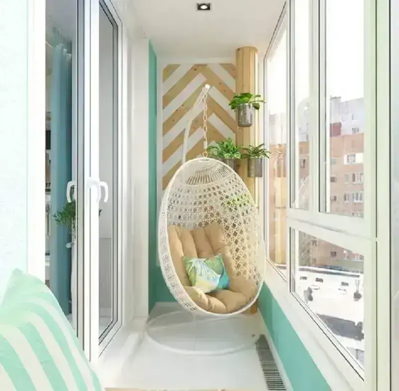 dicas de decoração para varanda de apartamento pequeno com cadeira de balanço suspensa Foto Blanco Interiores