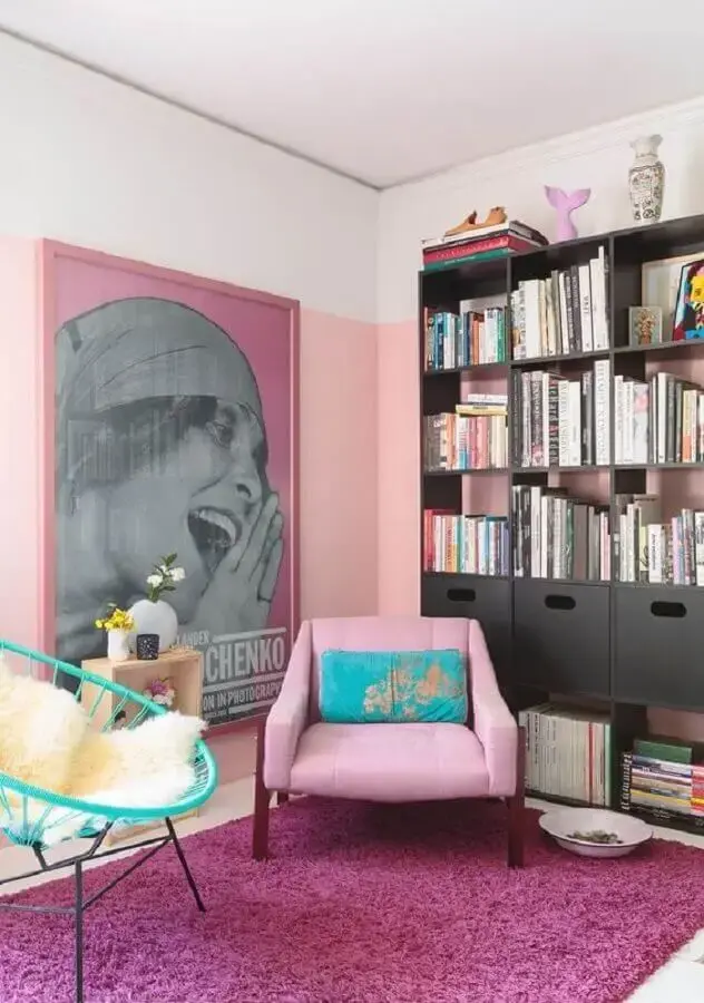 estante de livros preta para decoração de sala cor de rosa Foto Histórias de Casa