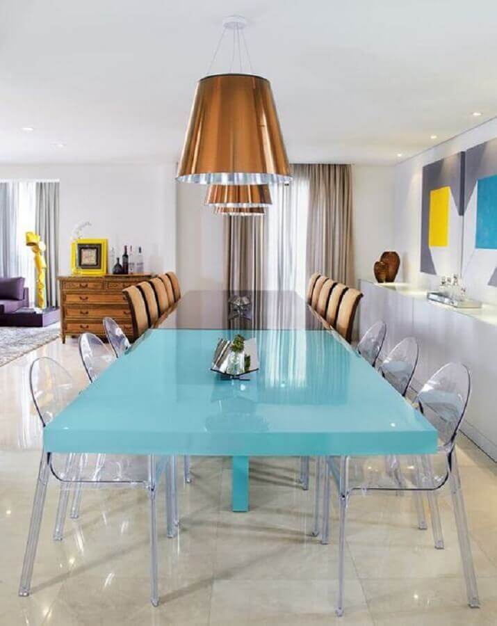 mesa verde água com cadeiras transparentes para sala de jantar moderna Foto Constance Zahn
