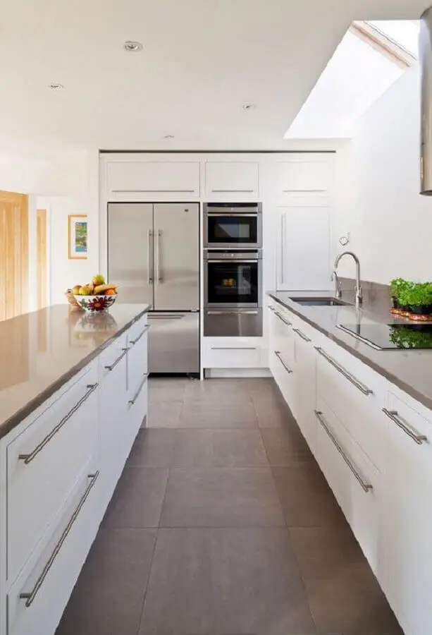 modelo de armário de cozinha completo branco planejado Foto ArchZine