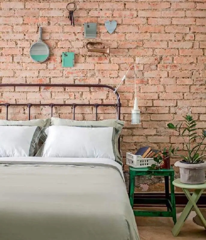 modelos de cabeceira de ferro para quarto simples com parede de tijolinho rústica Foto Pinterest