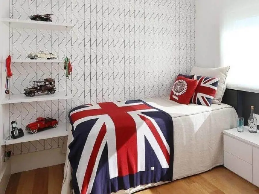 papel de parede para decoração de quarto de adolescente masculino branco com almofada bandeira reino unido Foto SP Estúdio