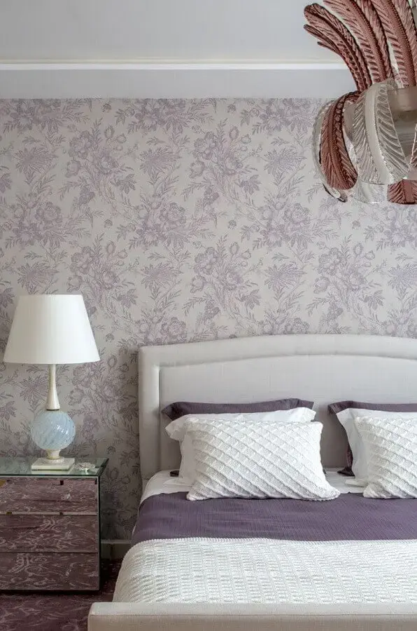 papel de parede para quarto casal branco e lilás com criado mudo espelhado Foto Roberto Migotto