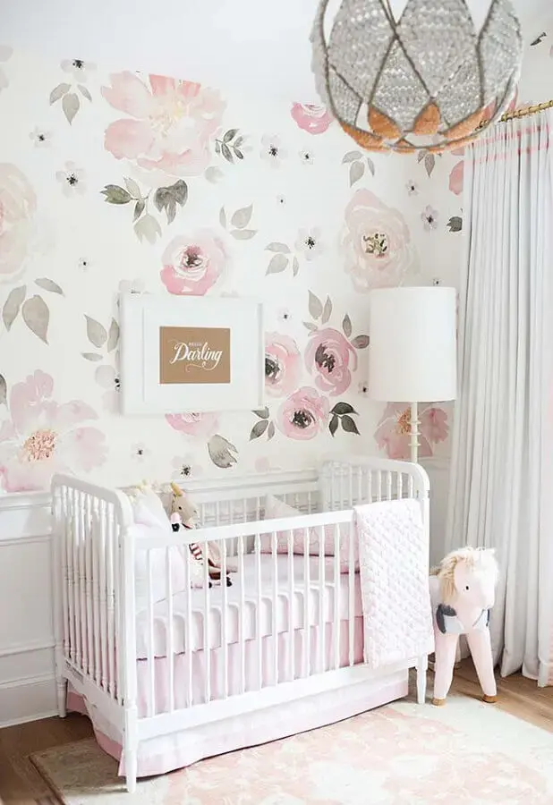 papel de parede para quarto de bebê branco com estampa de flores cor de rosa Foto Project Nursery