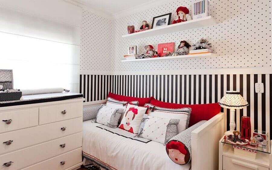 papel de parede para quarto de menina preto e branco com detalhes em vermelho Foto Sheila Arquiteta