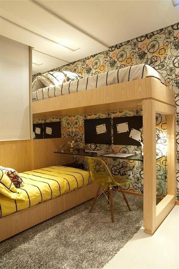 papel de parede para quarto de solteiro com beliche planejada e escrivaninha de vidro Foto Sakuma Arquitetura