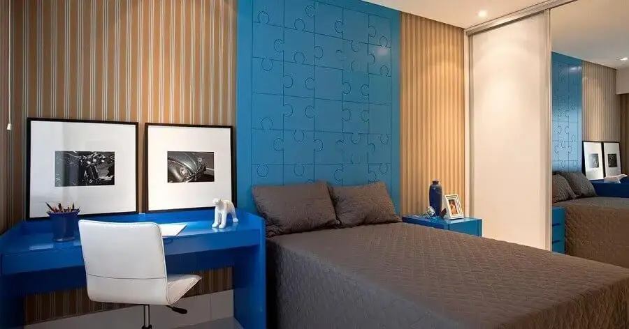 papel de parede para quarto masculino azul e bege com cabeceira estofada imitando peças de montar Foto SQ + Arquitetos Associados