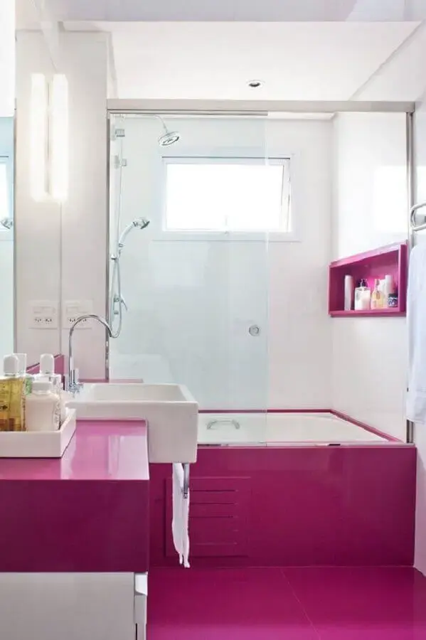 piso e nicho cor de rosa escuro para decoração de banheiro branco Foto Casa de Valentina