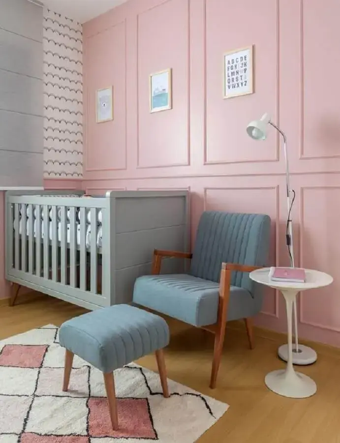 poltrona decorativa com puff para quarto de bebê azul e rosa Foto Amis Arquitetura e Decoração